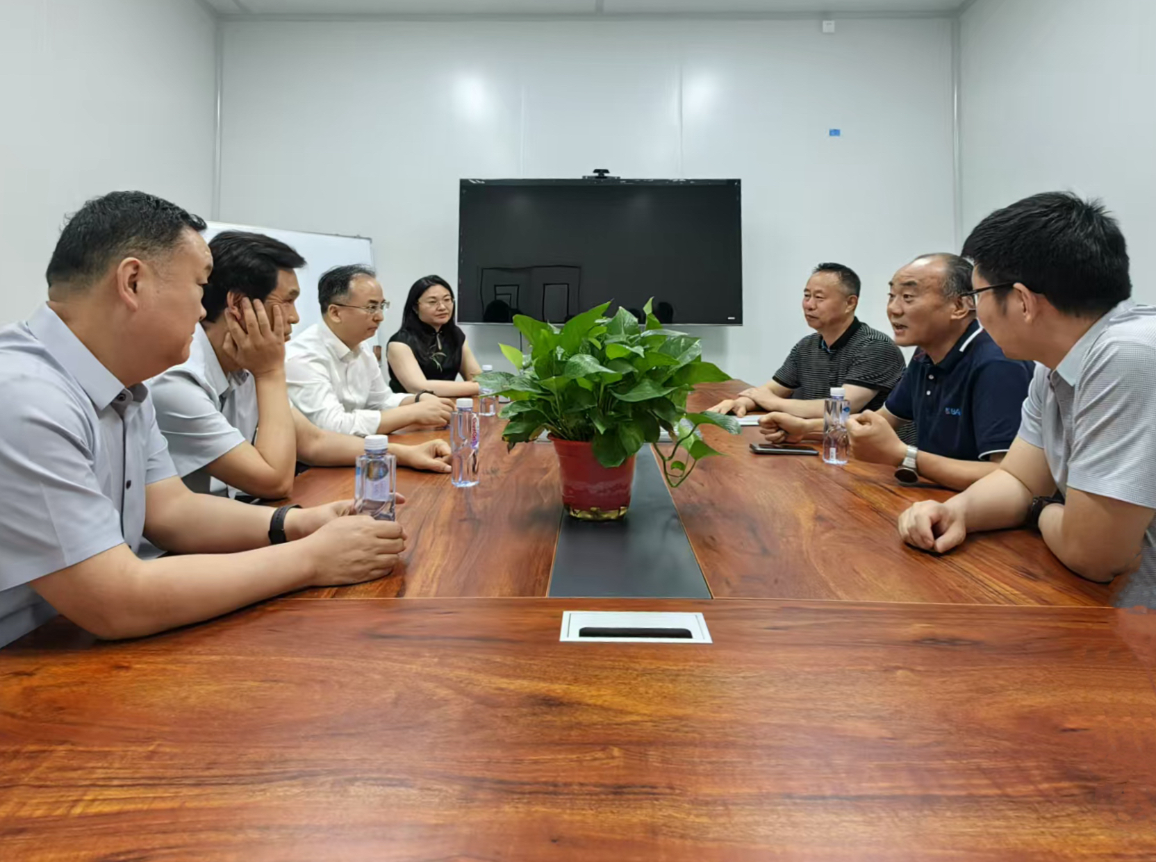 郑州市人民政府副市长马志峰一行莅临郑州比克电池考察交流